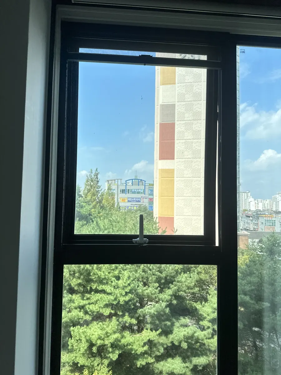 빌딩 회의실 비틀어진 창문