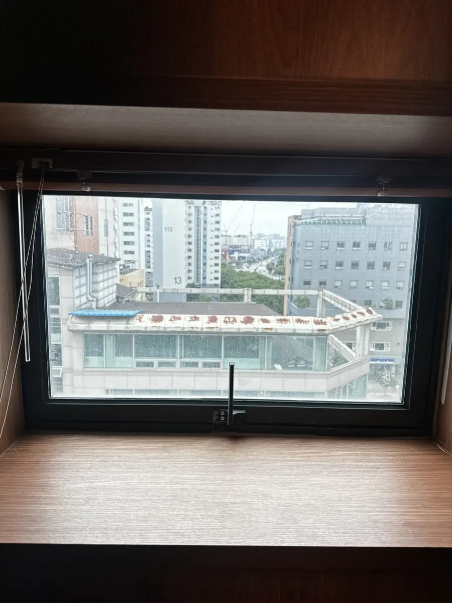 완전히 안닫히는 창문 근린생활시설 사무실 조정 완료 상태