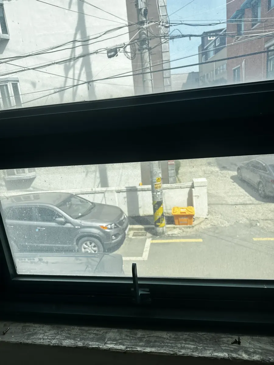 안닫히는 창문 빌딩 2층 사무실 조정 완료 상태