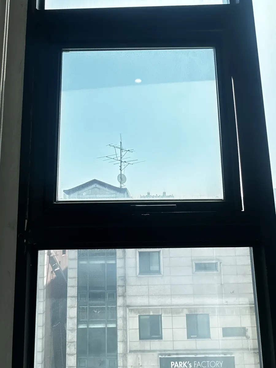 상가 빌딩 사무실 틀어진 창문