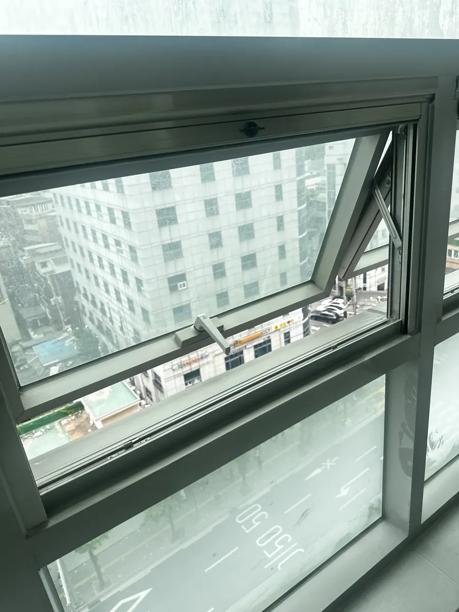사무실 탕비실 옆 창 안닫히는 창문