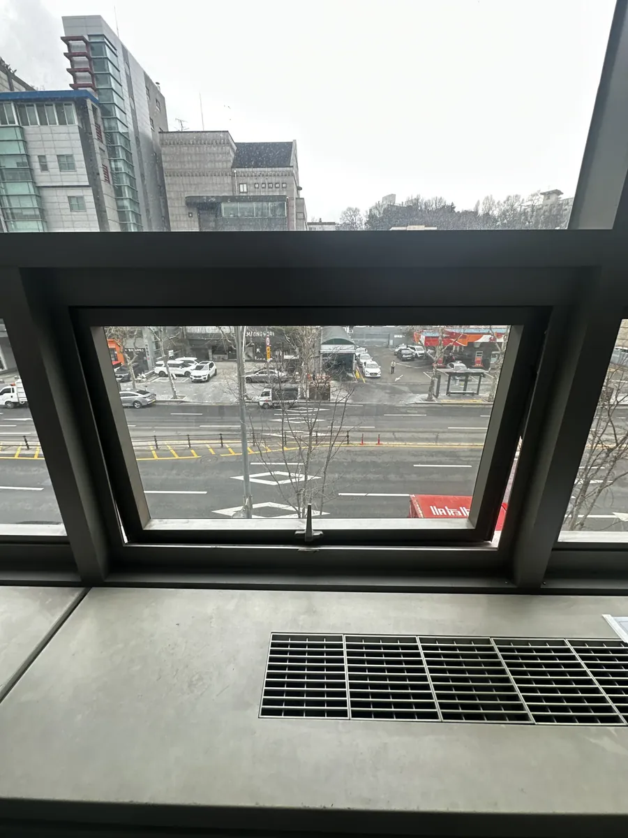 아파트형공장 사무실 창가 환기구 인근 창문 방문 진단 당시 상태