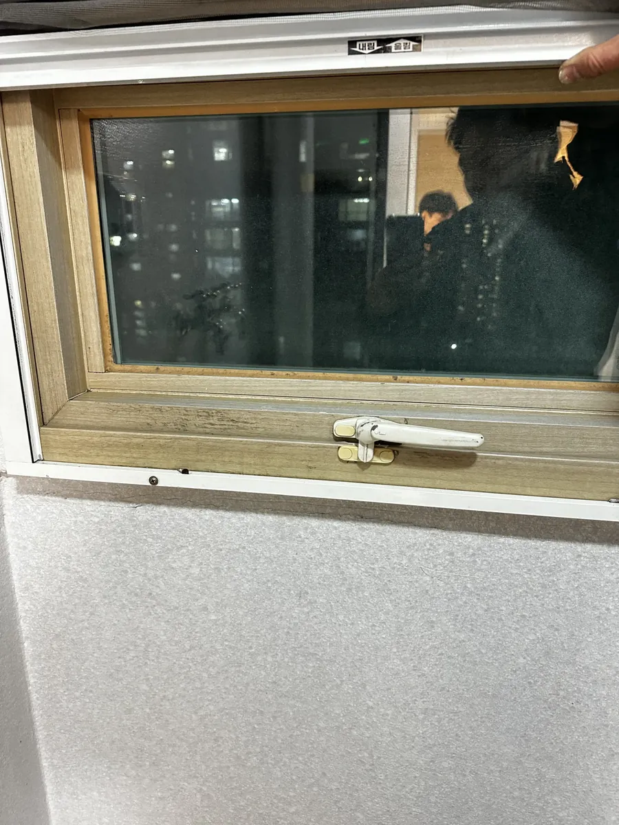주상복합 창문 손잡이 걸림쇠 마모 부위 근접 확인