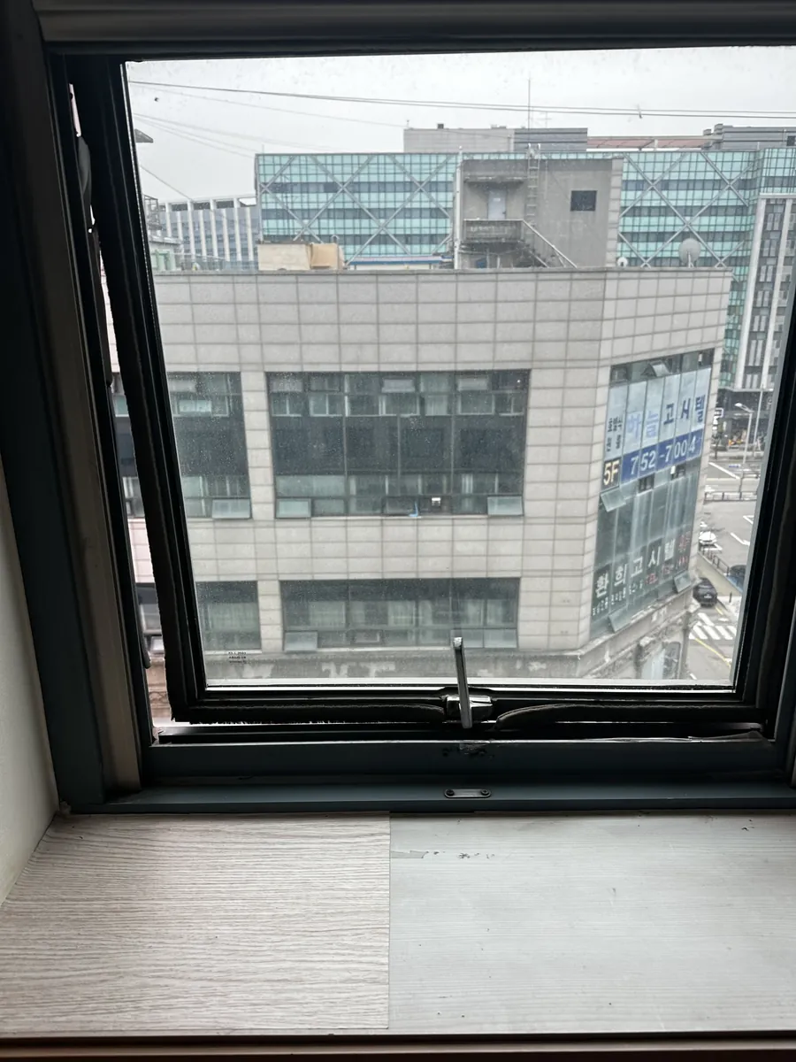 주상복합 창문 손잡이 교체 후 낮 시간 개폐 상태 확인