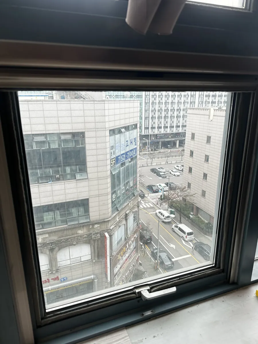 주상복합 상가 오피스 창문 최종 점검 후 도로 전망
