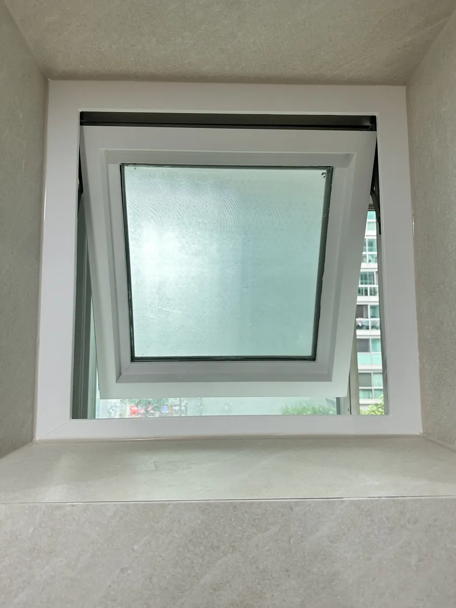 주상복합 세대 욕실 환기창 방문 당시 열린 상태