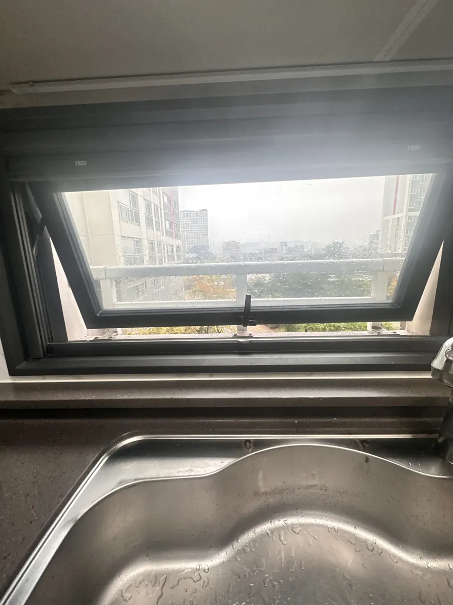 주상복합 세대 주방 환기창 조정 후 개폐 확인