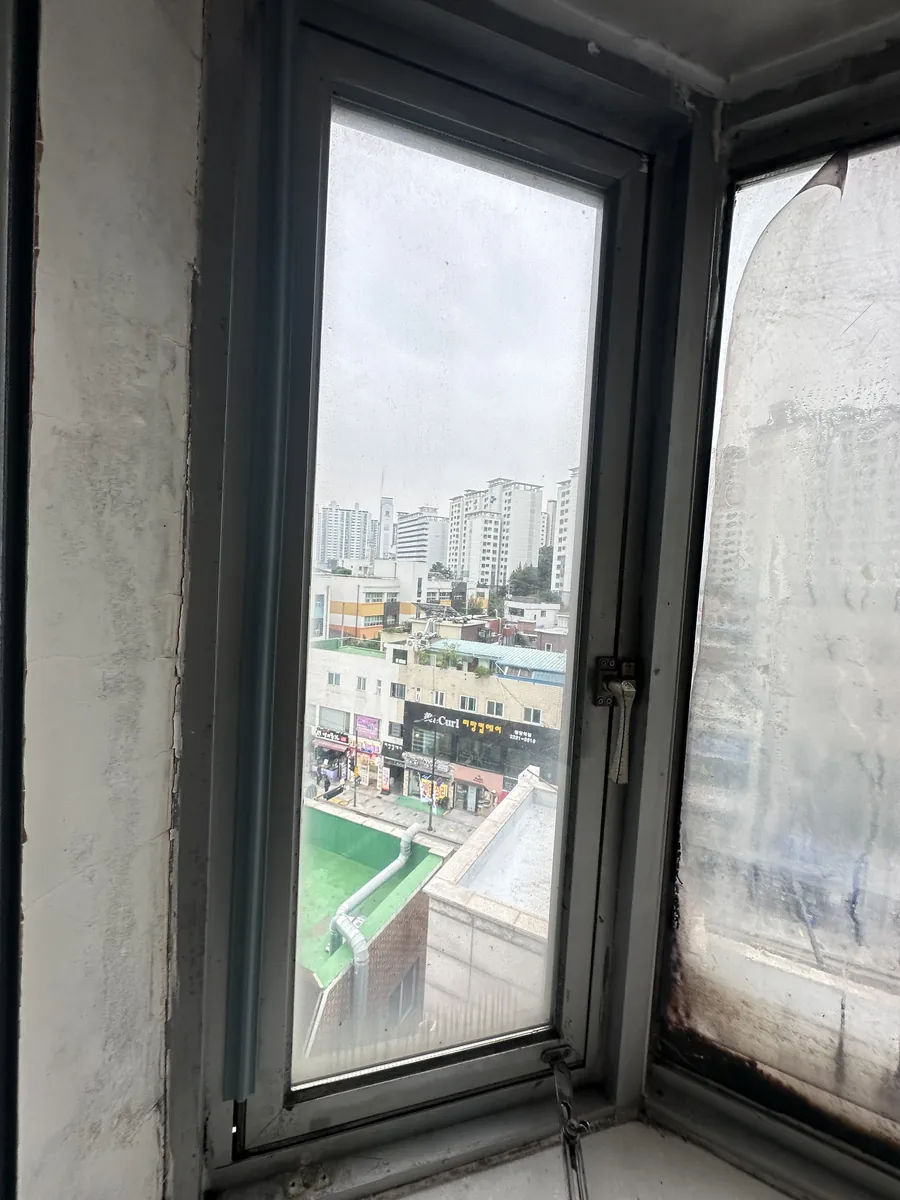 오피스텔 고층 사무실 창문 습기가 뿌옇게 낀 방문 당시 상태