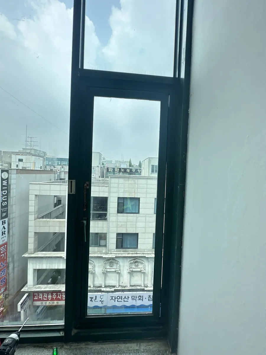 오피스텔 창문 실링 보강 후 맑은 날 개폐 상태 확인