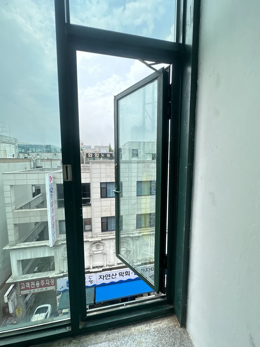 오피스텔 창문 완전 개방 후 통풍 및 방수 최종 점검