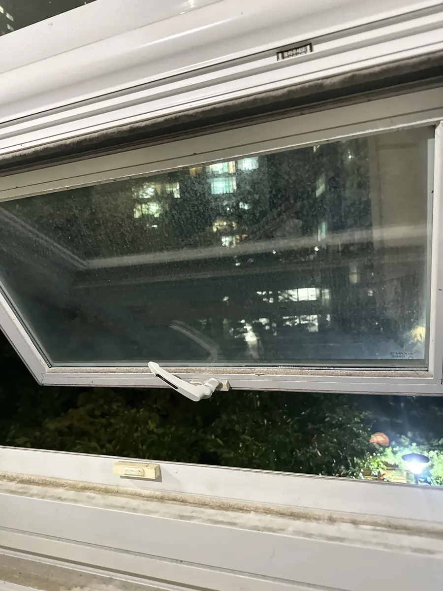 오피스텔 환기창 손잡이 부위 야간 방문 진단 당시 모습