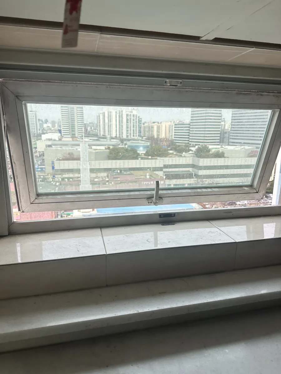 PJ창문 하단 크리센트 잠금장치를 가까이서 확인하는 모습