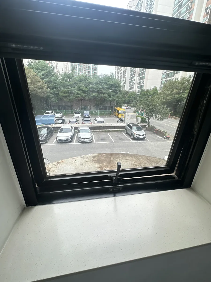 조정 완료 후 평행하게 닫힌 프로젝트 샷시 창문