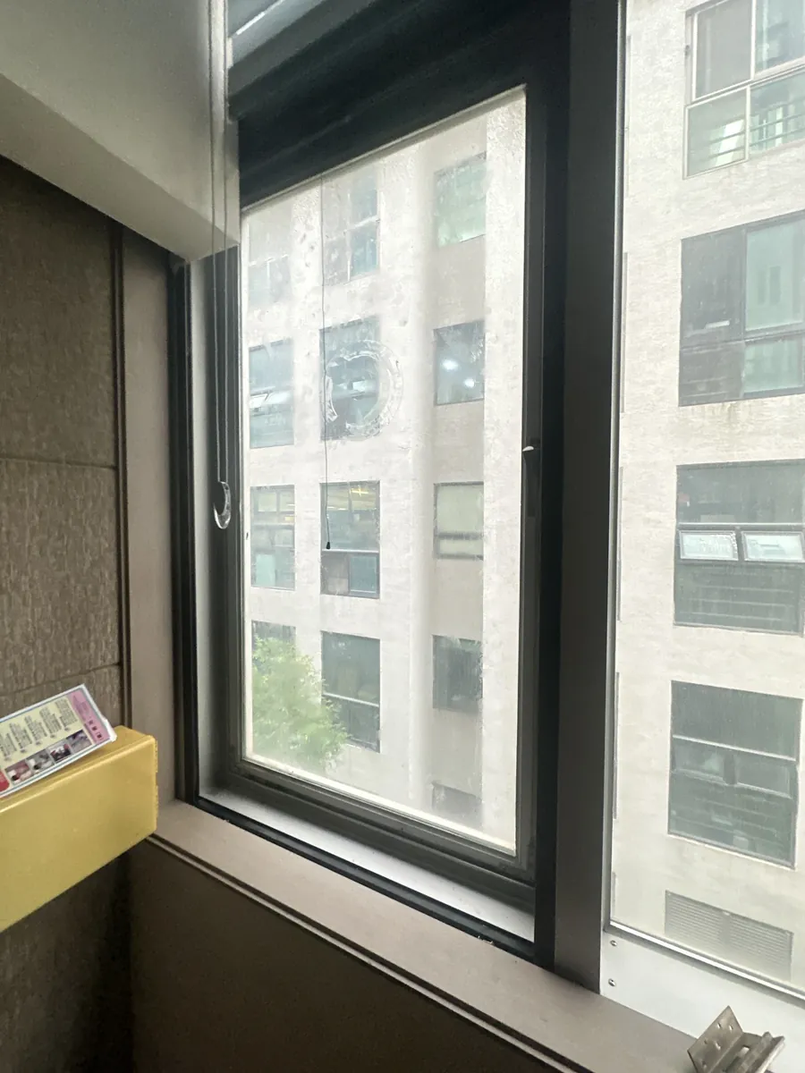 지식산업센터 사무실 환기창 이물질 제거 후 완전히 닫힌 상태