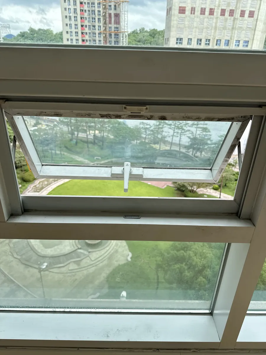 환기창이 한쪽만 먼저 열려 사다리꼴 모양으로 벌어진 프로젝트 창문