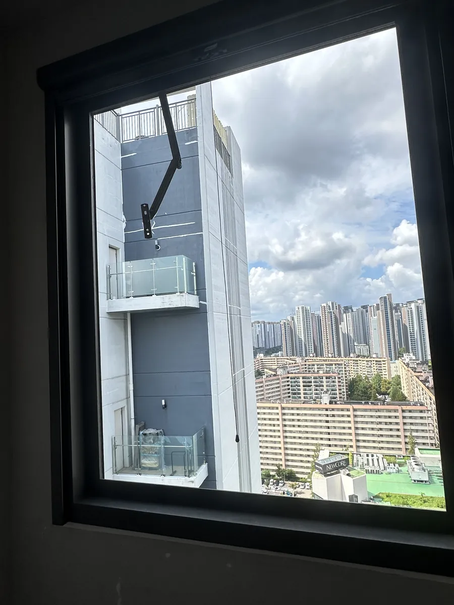 빌딩 환기창 스테이 암 관절 부위 마모 상태 근접 확인