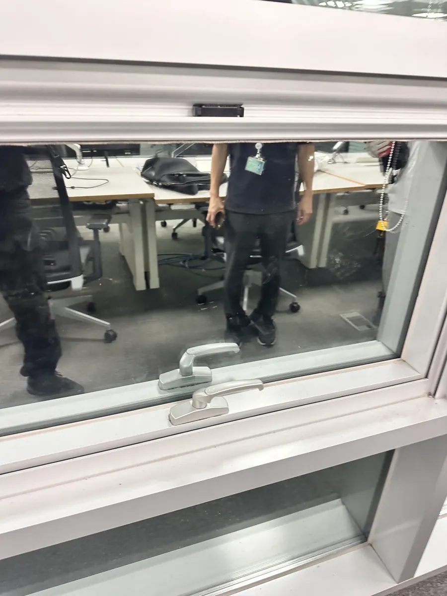 임시 손잡이 고정 상태 근접 점검 및 원인 진단 모습