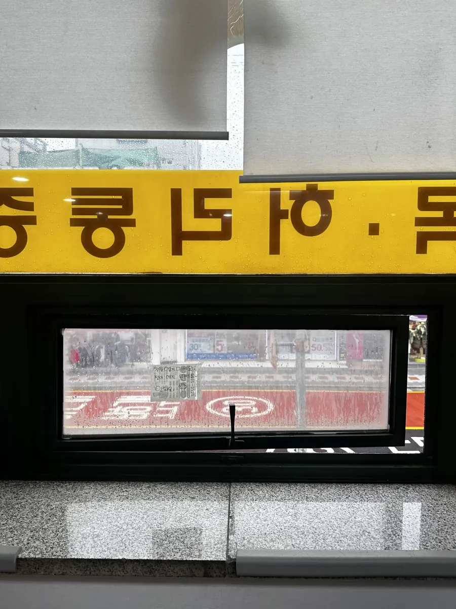 규격이 서로 다른 손잡이 두 개가 함께 달려 있는 프로젝트 창문 잠금 부위